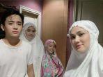 mulan-jameela-sholat-tarawih-bersama-anak-anaknya-termasuk-daffi-nugraha.jpg