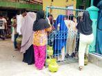 murah-warga-antusias-membeli-gas-elpiji-kemasan-artapura-beberapa-waktu-lalu.jpg