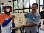 nasabah-BRI-yang-mempraktekkan-belanja-di-pasar-Keramat-Barabai.jpg