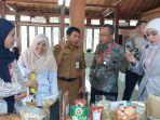 nggota-DPRD-Tala-Hj-Marni-Plt-Kepala-Diskumdag-Tala-Totom-Wahyudi-tengah.jpg