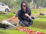 nia-ramadhani-ziarah-ke-makam-sang-ayah-1.jpg