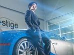 nicholas-sean-berfoto-bersama-dengan-mobil-bugatti_20180206_001726.jpg