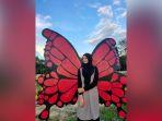 ninda-septia-bersama-spot-foto-kupu-kupu-hasil-desainnya.jpg