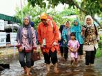 noormiliyani-bantu-korban-banjir_20160413_120654.jpg