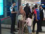 novi-kurniawan-saat-berankat-di-bandara-syamsuddin-noor.jpg