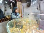 oko-Emas-Ahmad-di-Pasar-Lama-Simak-harga-emas-99-di-Banjarmasin-Senin-25-September-2023.jpg