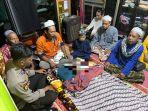 olsek-Kintap-berada-di-rumah-duka-di-Desa-Kintapkecil-Sabtu-124.jpg