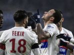 olympique-lyon-memphis-depay-tengah-merayakan-gol-yang-dia-cetak-ke-gawang-paris-saint-germain_20180208_071257.jpg