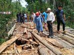 omisi-iii-dprd-kabupaten-balangan-meninjau-kondisi-jembatan-kayu-di-desa-mihu.jpg