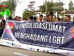 ormas-yang-tergabung-dalam-konsolidasi-umat-menolak-kehadiran-lgbt_20160213_133014.jpg