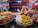 oto-Reni-Pedagang-kue-di-Pasar-Induk-Amuntai.jpg