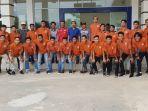 owner-kotabaru-fc-sayed-andi-makmur-biru-dan-pengurus-saat-melepas-tim-kotabaru-fc.jpg