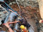 p2ugas-pdam-bandarmasih-sedang-berusaha-memperbaiki-pipa-bocor-di-jalan-sutoyo-s.jpg