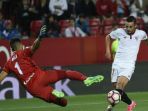 pablo-sarabia-sevilla-menaklukkan-kiper-real-sociedad-geronimo-rulli_20170506_063902.jpg