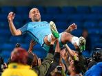 pablo-zabaleta-dilempar-ke-udara-oleh-para-pemain-manchester-city_20170524_073815.jpg