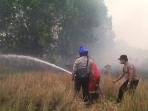padamkan-lahan-terbakar-kapolsek-alalak-berangas-handil.jpg
