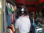 pakai-helm-dalam-pasar.jpg