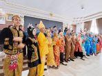 pakaian-adat-berbagai-daerah-saat-sumpah-pemuda-di-Kantor-Bupati-batola-Senin-30102023.jpg