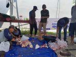 panitia-kurban-membagikan-daging-sapi-di-gang-alyydrus-jalan-sekumpul-martapura.jpg
