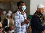 para-jamaah-beberapa-dari-mereka-mengenakan-masker-pelindung.jpg