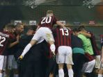 para-pemain-ac-milan-merayakan-gol-patrick-cutrone-dengan-memeluk-pelatih-vincenzo-montella_20170929_080755.jpg