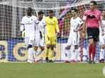 para-pemain-ac-milan-tampak-terpukul-setelah-kiper-benevento-alberto-brignoli_20171204_055005.jpg