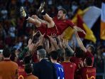 para-pemain-as-roma-melempar-francesco-totti-ke-udara-seusai-laga-kontra-genoa_20170529_065910.jpg
