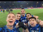 para-pemain-atalanta-melakukan-swafoto-bersama-usai-dipastikan-lolos.jpg