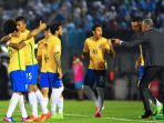 para-pemain-brasil-merayakan-gol-paulinho_20170716_063046.jpg