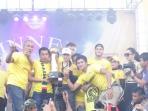 para-pemain-mitra-kukar-rayakan-kemenangan_20160131_170746.jpg