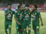 para-pemain-persebaya-surabaya-merayakan.jpg