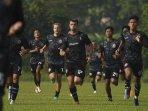 para-pemain-persija-jakarta-saat-menggelar-latihan.jpg