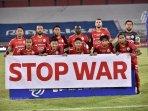 para-pemain-persija-jakarta-sebelum-bertanding-melawan-persib-bandung.jpg