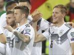 para-pemain-timnas-jerman-merayakan-gol-marcel-halstenberg.jpg