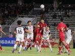 para-pemain-timnas-u-16-indonesia-dan-brunei-darussalam-saling-berebut-bola.jpg