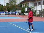 para-pemanin-tenis-senior-saat-main-tenis-di-lapangan-tenis-darma-praja.jpg