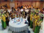 para-penari-baksa-kembang-serahkan-rangkaian-bunga-kepada-tamu-kehormatan.jpg