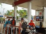 para-pengendara-sepeda-motor-antre-untuk-mendapatkan-bbm-jenis-pertamax_20180701_145309.jpg