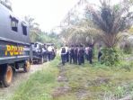 para-personel-polres-dumai-tampak-bergerak-ketika-hendak-menggerebek_20180516_140156.jpg