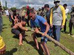 para-peserta-lomba-tarik-tambang-yang-berlangsung-di-lapangan-5-desember.jpg