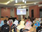 para-pns-pemkab-hst-saat-menyimak-sosiasliasi-sistem-dan-aplikasi-teknologi-informasi-secara-online_20180201_183408.jpg