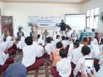 para-relawan-dari-YBM-PLN-memberikan-edukasi.jpg