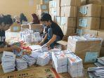 para-relawan-pelipata-surat-suara-untuk-pemilu-2019-nampak-sibuk-melaksanakan-tugasnya.jpg