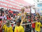 parade-tatung-dalam-festival-cap-go-meh-2014-di-singkawang-kalimantan-barat_20150823_111345.jpg