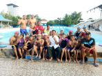 paralimpian-renang-kalsel-berfoto-bersama-tim-pelatih-mariana_20180607_100102.jpg