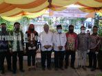 pasangan-fakih-jarjani-dan-abu-yazid-bustami-di-kantor-kpu-kabupaten-hst-kalsel-592020.jpg