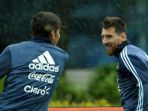 paulo-dybala-kiri-dan-lionel-messi-menjalani-latihan-bersama-timnas-argentina_20180124_061003.jpg