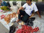pedagang-buah-suran-dan-buah-tuing-di-pasar-kandangan-hss.jpg