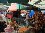 pedagang-di-pasar-hantakan-menerima-masker-dari-wakil-bupati-hst-mansyah-sabri.jpg