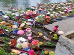 pedagang-pasar-terapung-berkumpul-di-pinggir-siring-sungai-martapura.jpg